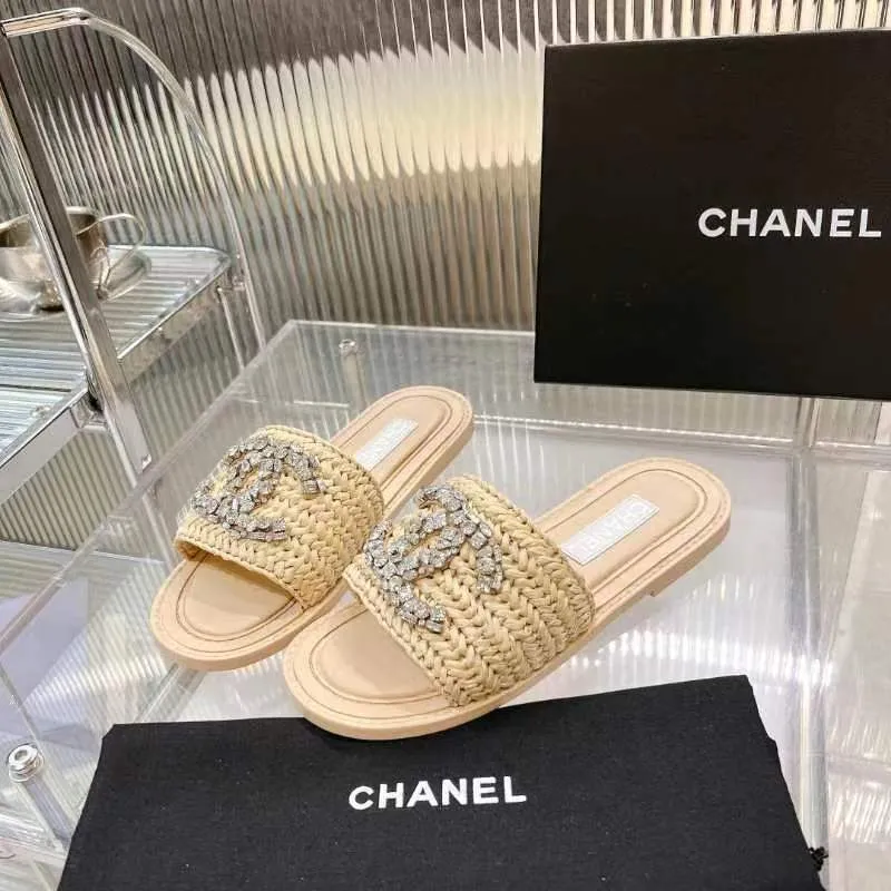 👟👟Ex-factory price 520👟👟 [Ready stock] 𝐂𝐡an𝐞𝐥 23 hot items! bing bing 23 early spring vacation series, the most beautiful rhinestone woven slippers, everyone is crazy to stock up, they are all crazy, it is really long grass, leisurely charm, close your eyes and enter the series!  💭Color: Black/Apricot/White 💭Upper: The upper is made of imported raffia and is fully hand-woven and very comfortable! The hand-made diamond jewelry is sparkling enough 💭Inner pads: imported sheepskin lining and pads 💭Outsole: genuine leather outsole (complex leather outsole with ten grooves and stitching, very particular about material workmanship) 💭Code number: 35-42 (41 and 42 are custom-made and cannot be returned or exchanged)